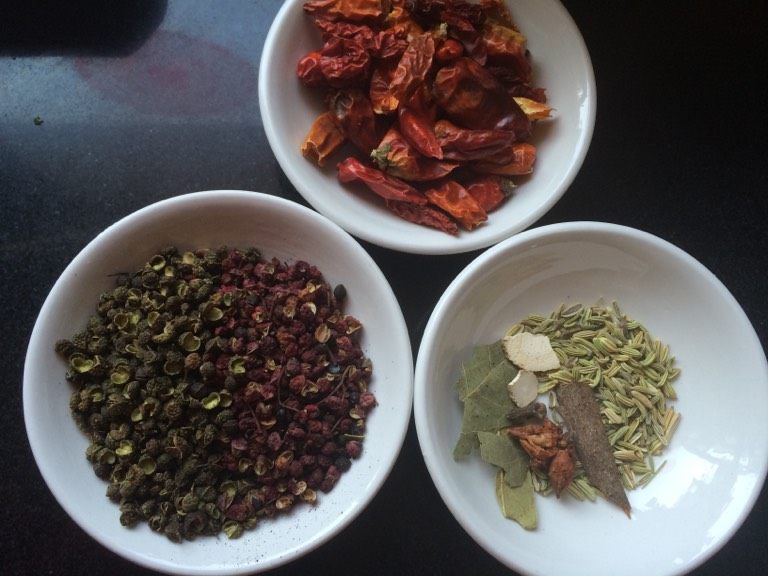 新疆美食【椒麻鸡】,如图准备<a style='color:red;display:inline-block;' href='/shicai/ 86474'>干辣椒</a>段，<a style='color:red;display:inline-block;' href='/shicai/ 700'>花椒</a>，麻椒，<a style='color:red;display:inline-block;' href='/shicai/ 3749'>小茴香</a>，<a style='color:red;display:inline-block;' href='/shicai/ 695'>八角</a>，<a style='color:red;display:inline-block;' href='/shicai/ 710'>桂皮</a>，<a style='color:red;display:inline-block;' href='/shicai/ 741'>香叶</a>，<a style='color:red;display:inline-block;' href='/shicai/ 3762'>白芷</a>