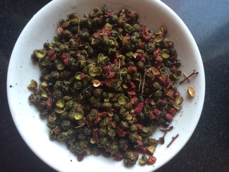 新疆美食【椒麻鸡】,如图花椒提前用水泡下,控水晾干,这样会增加它味道能更好的析出