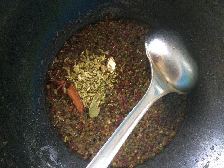 新疆美食【椒麻鸡】,如图待花椒香味出来后下入除辣椒段外的其他调味料炒香