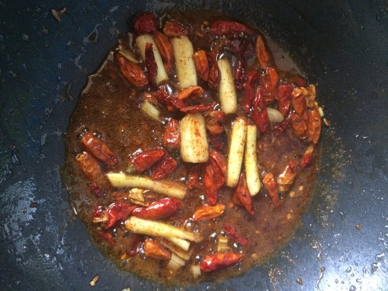 新疆美食【椒麻鸡】,如图炒出香味后倒入上面备用的鸡汤