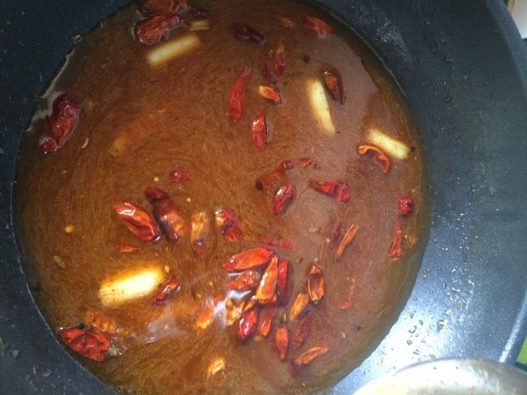 新疆美食【椒麻鸡】,如图依次加入盐(用量可适量放重些,如果煮鸡时有底味可按正常量放),白糖,醋,生抽,胡椒粉,香油熬煮十分钟