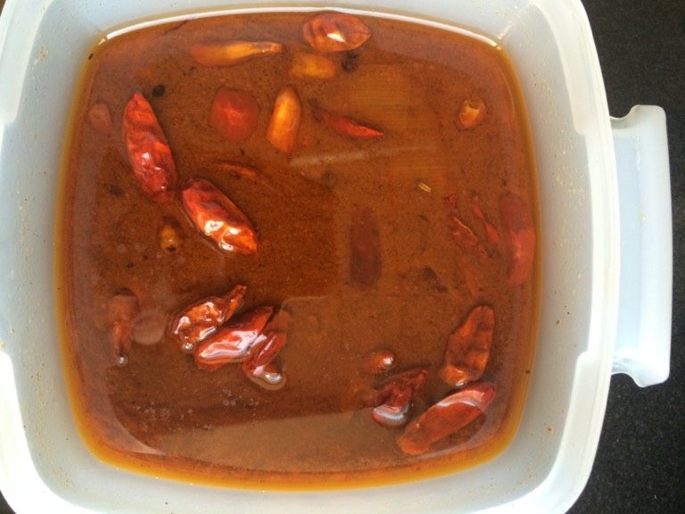 新疆美食【椒麻鸡】,如图熬好的料汤盛出晾凉备用