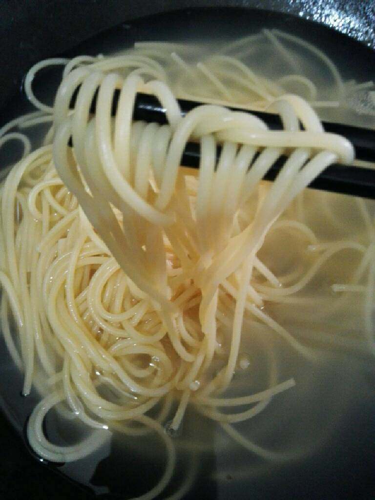 番茄培根意大利面,锅中加适量清水烧开，加一点点盐，下<a style='color:red;display:inline-block;' href='/shicai/ 533'>意大利面</a>煮7—8分钟捞出，用冷水过冷备用。