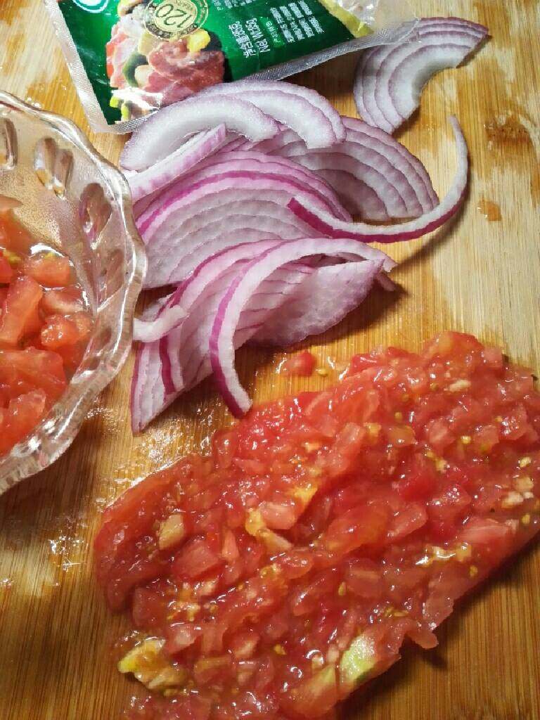 番茄培根意大利面,<a style='color:red;display:inline-block;' href='/shicai/ 59'>番茄</a>去皮切丁，<a style='color:red;display:inline-block;' href='/shicai/ 29'>洋葱</a>切丝或丁（这根据你自己）。