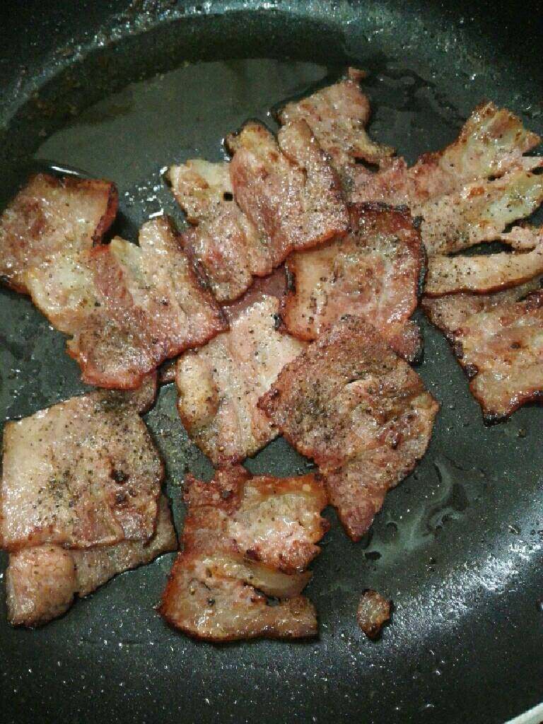 番茄培根意大利面,<a style='color:red;display:inline-block;' href='/shicai/ 443'>培根</a>切适量大小，锅倒油放入<a style='color:red;display:inline-block;' href='/shicai/ 443'>培根</a>煎香撒一点<a style='color:red;display:inline-block;' href='/shicai/ 134333'>黑胡椒</a>粉捞出备用。