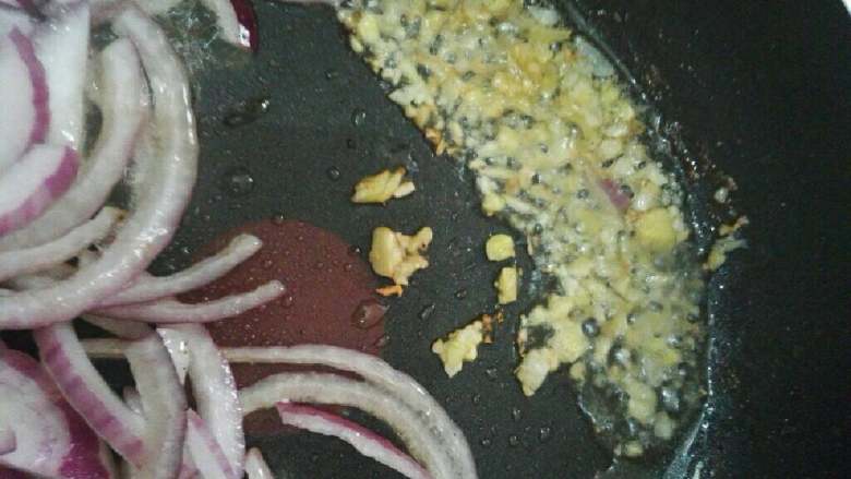 番茄培根意大利面,锅留底油，放入姜蒜末爆香，加入洋葱丝炒软。