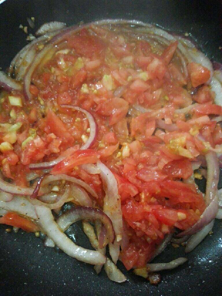 番茄培根意大利面,放入番茄煸炒出水至汤汁浓稠（也可加入适量番茄酱），加入适量水烧开。