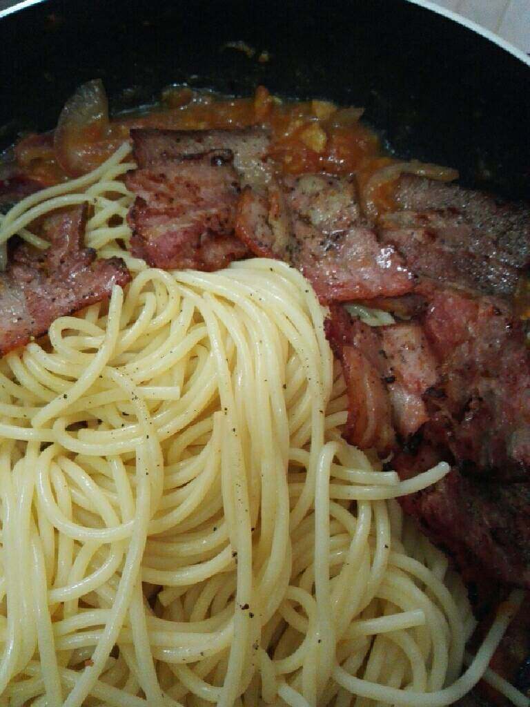 番茄培根意大利面,汤汁烧至浓稠加入煮好的意大利面，培根，盐，翻炒均匀。