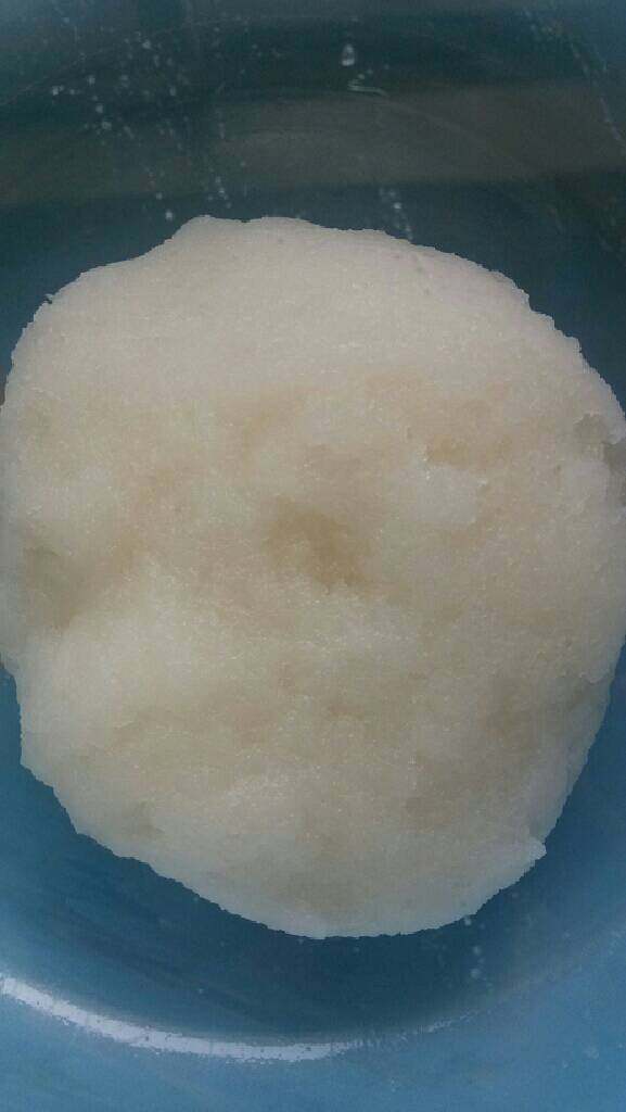 冰皮月饼,月饼粉用凉开水揉匀后，白油分三次揉均匀，放冰箱冷藏一个小时