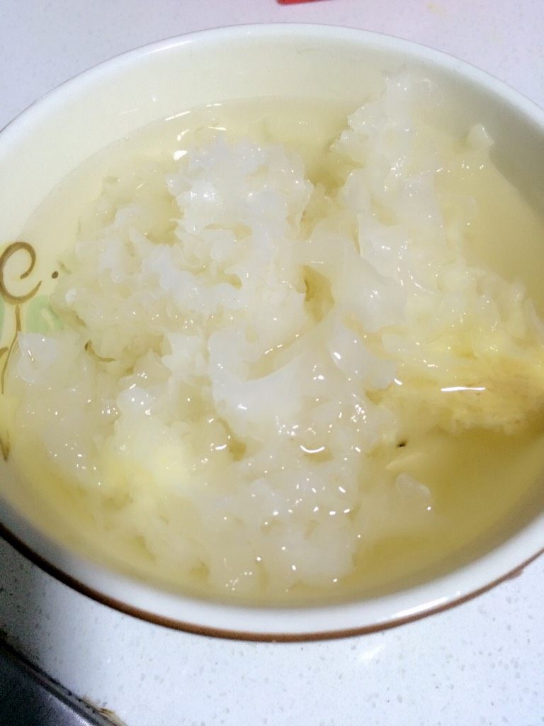 冰糖雪梨银耳饮,银耳泡发，15分钟即可，撕开。