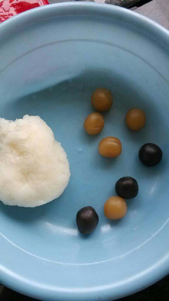 冰皮月饼,把馅分成30克一个，皮20克，我的模具50克成型
