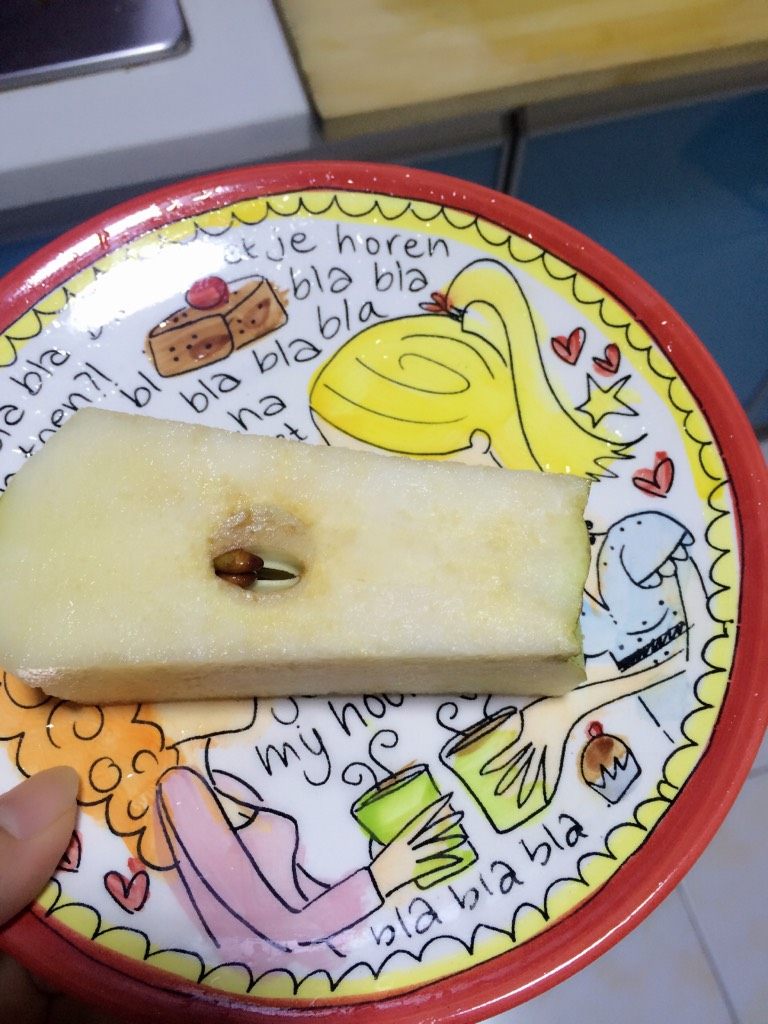 冰糖雪梨银耳饮,梨核不要浪费，喂给狗狗或者老公