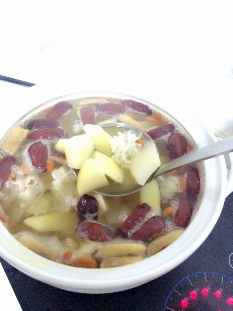 冰糖雪梨银耳饮,最好用砂锅，加入<a style='color:red;display:inline-block;' href='/shicai/ 866'>冰糖</a>，炖约30分钟。