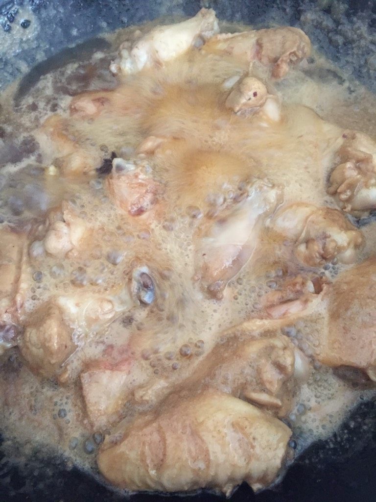 可乐鸡翅(鸡腿),如图倒入大半罐可乐,加入配料,半小碗清水。大火煮三分钟