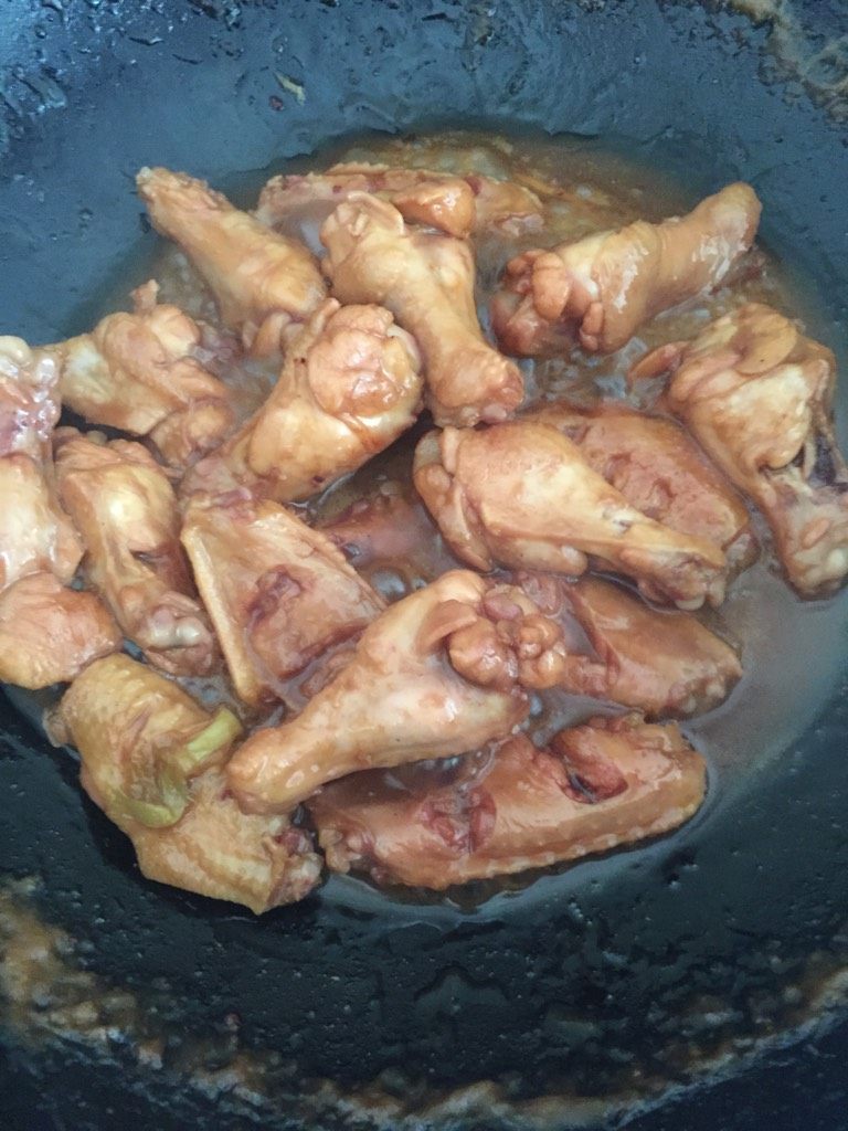 可乐鸡翅(鸡腿),如图转中火,慢慢收汁。