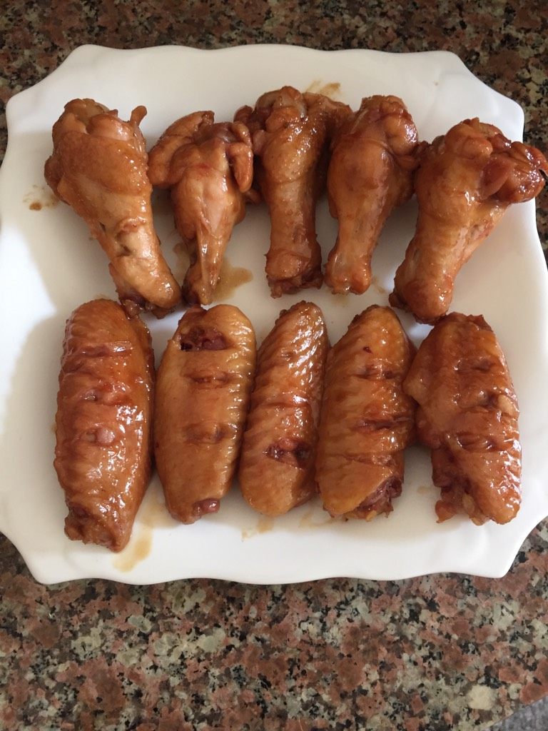 可乐鸡翅(鸡腿),如图待汤汁收干,颜色出来就可以出锅摆盘了。