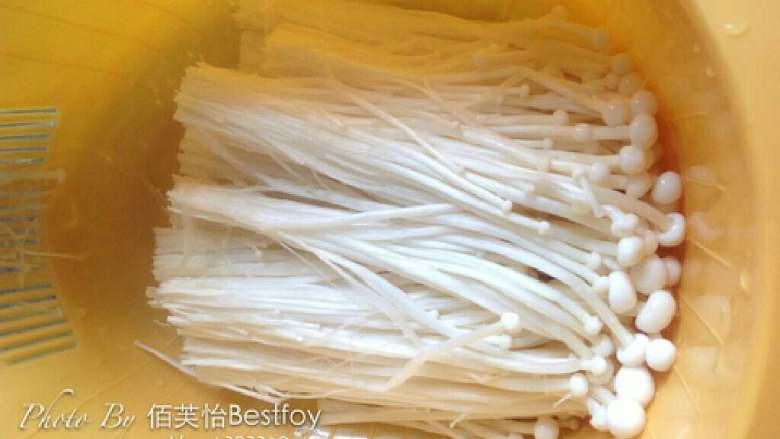 培根金针菇卷(平底锅版),<a style='color:red;display:inline-block;' href='/shicai/ 234'>金针菇</a>去根，洗净沥水