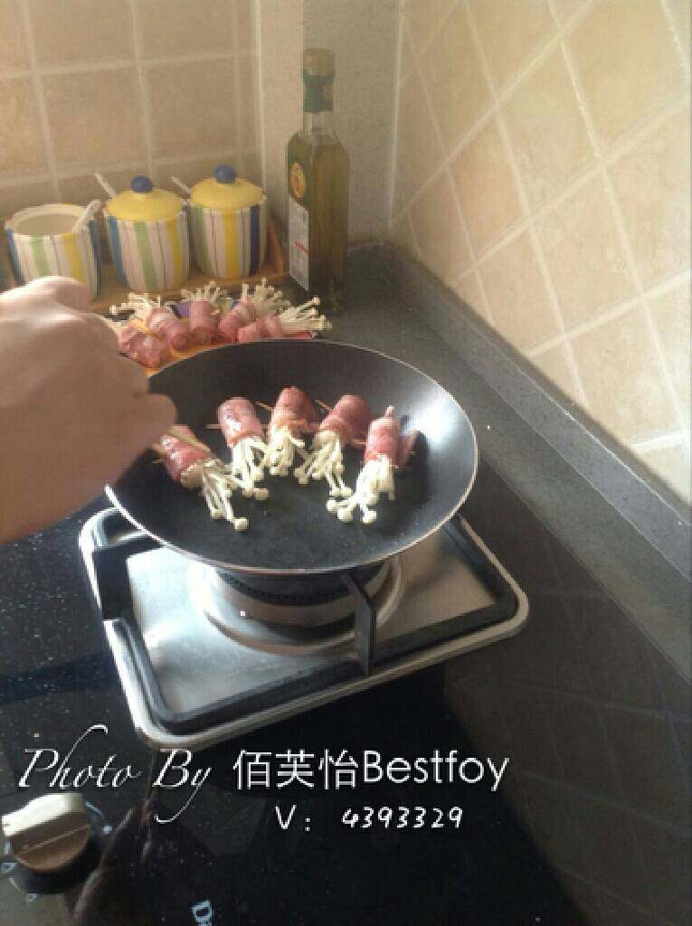 培根金针菇卷(平底锅版),平底不粘锅少倒些油，然后把卷好的培根卷放进去煎，火不要太大，容易煎糊！我买的培根是咸的，所以没有再放盐了