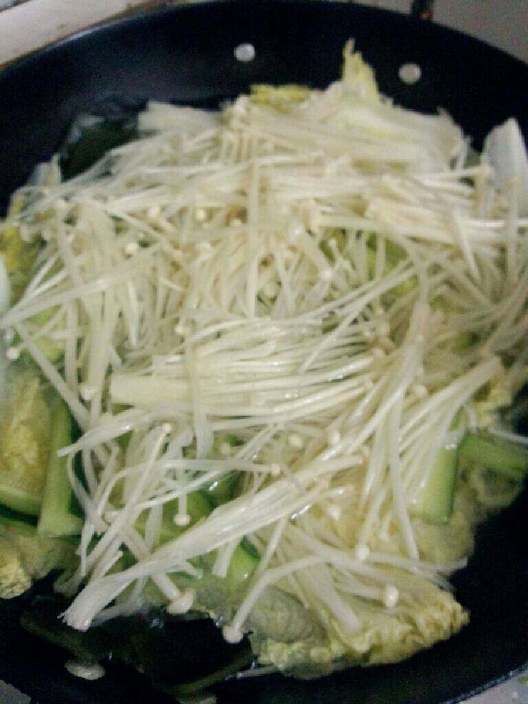 水煮肉片《家庭版》,锅加水烧开放入海带，娃娃菜，黄瓜，金针菇煮熟