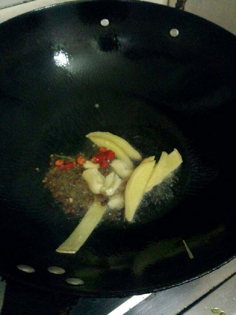 水煮肉片《家庭版》,锅加油烧热放所有材料爆香，除葱跟香菜外