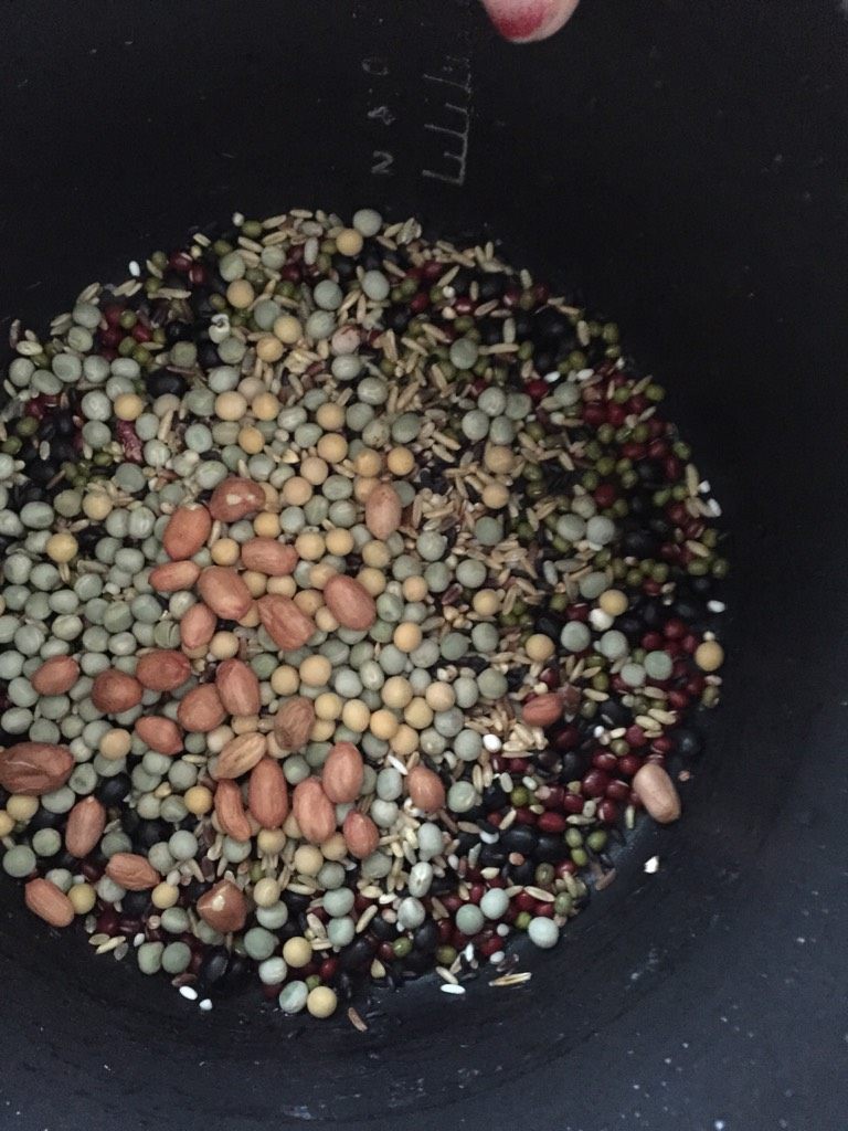 八宝粥,如图准备好<a style='color:red;display:inline-block;' href='/shicai/ 452'>黑豆</a>、<a style='color:red;display:inline-block;' href='/shicai/ 3603'>黄豆</a>、爬豆、<a style='color:red;display:inline-block;' href='/shicai/ 8204'>花生豆</a>、<a style='color:red;display:inline-block;' href='/shicai/ 148'>豌豆</a>、<a style='color:red;display:inline-block;' href='/shicai/ 453'>绿豆</a>、<a style='color:red;display:inline-block;' href='/shicai/ 3607'>红豆</a>、<a style='color:red;display:inline-block;' href='/shicai/ 496'>黑米</a>，<a style='color:red;display:inline-block;' href='/shicai/ 10094'>燕麦米</a>、<a style='color:red;display:inline-block;' href='/shicai/ 5230'>薏仁米</a>、大米高粱米