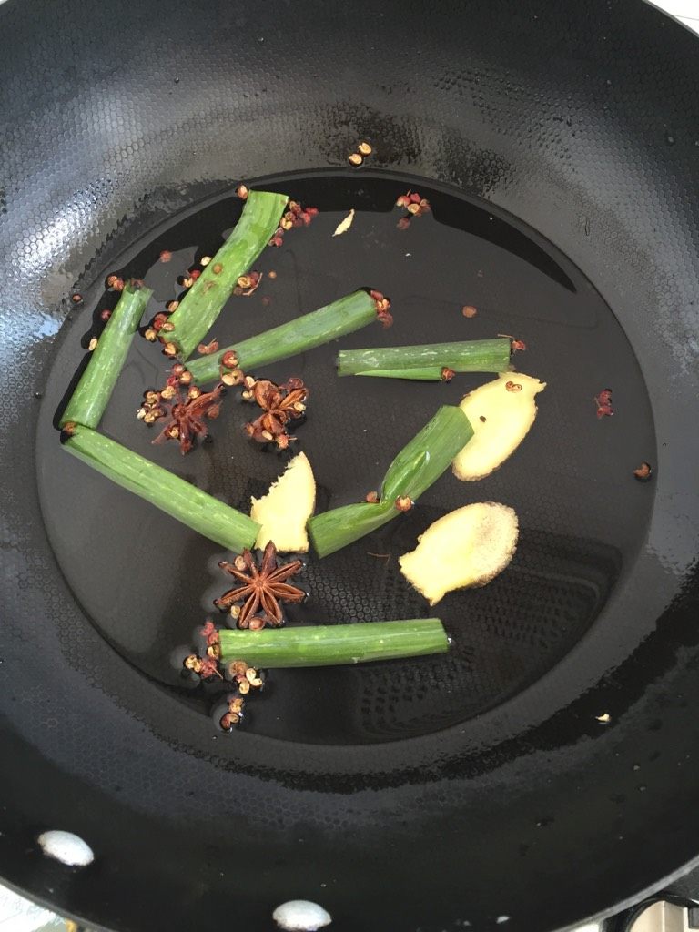 水煮皮皮虾,如图锅里放一碗水,把步骤二材料放进去