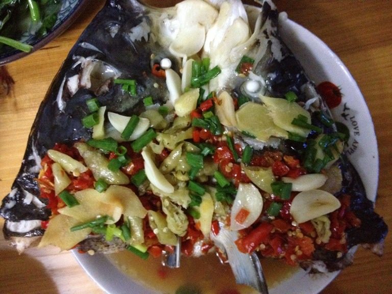 昨晚做的剁椒鱼头，第一次做，味道还不错哦！老公说像饭店的