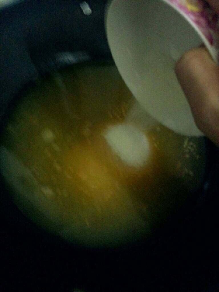 月饼哈密瓜馅,锅里倒入哈密瓜汁加入白砂糖