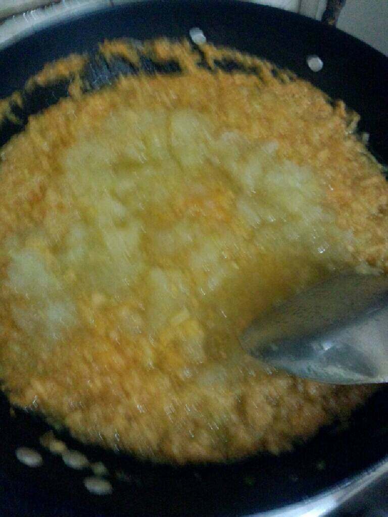 月饼哈密瓜馅,在把哈密瓜丁和冬瓜丁倒入中火熬一小时《中间要拌动，以免锅底给糊掉》