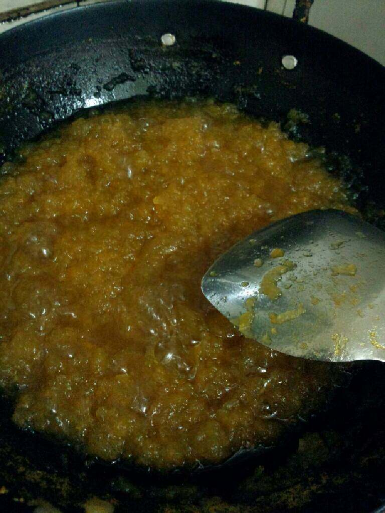 月饼哈密瓜馅,一小时后可见水份起来起少，颜色也变深了，继续熬