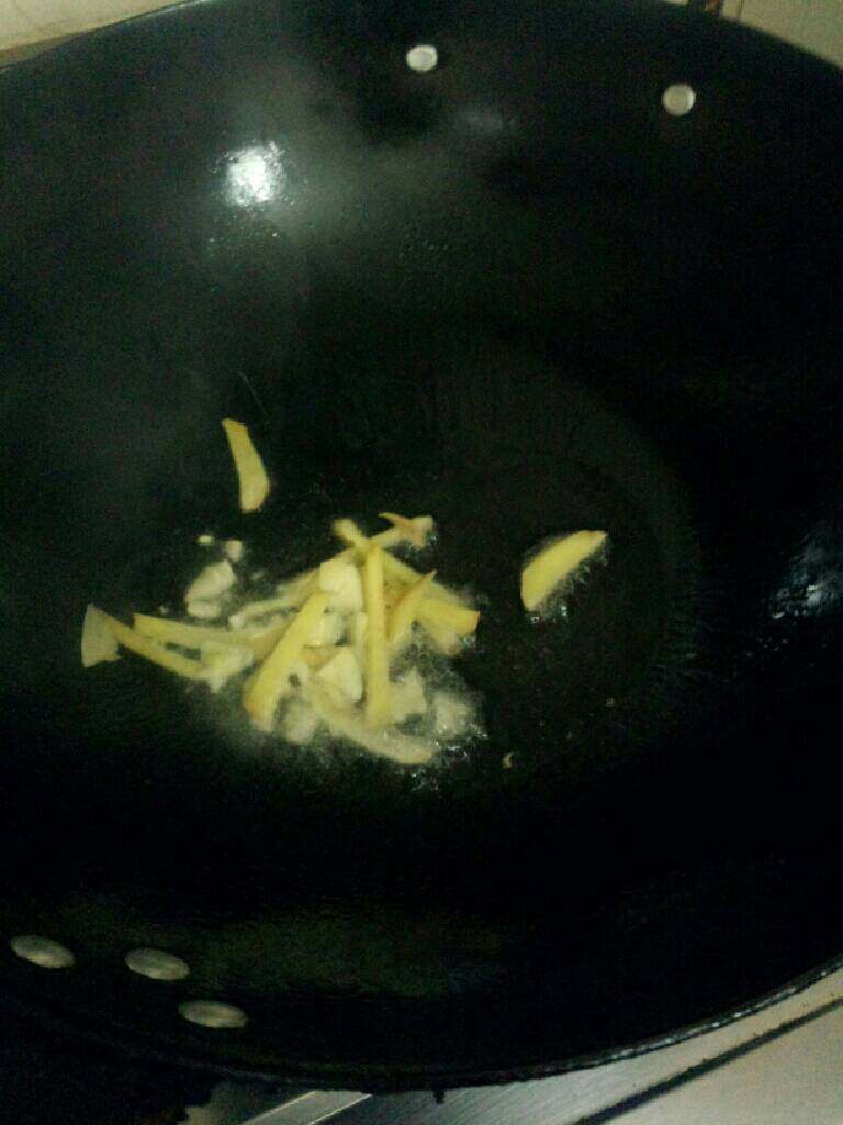 豆角炒五花肉,锅加油烧热把姜跟蒜放入炒香