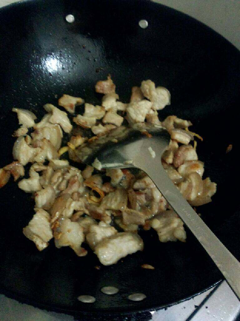 豆角炒五花肉,炒至五花肉变略金黄