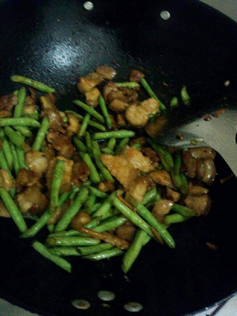 豆角炒五花肉,炒至熟即可关火