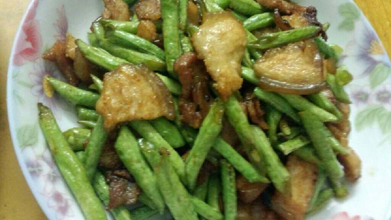 豆角炒五花肉,盛盘