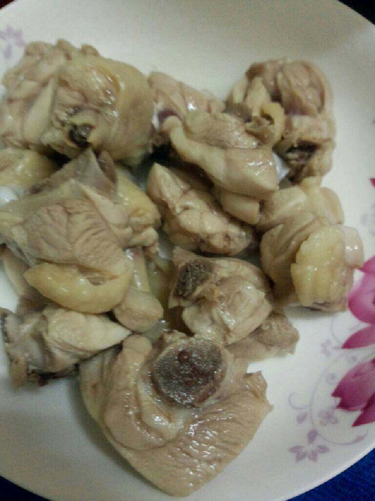 焖鸡腿,在捞起来洗干净待用