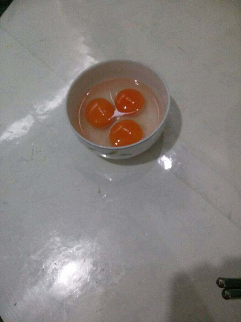 蛋皮燕,将鸭蛋打散，都打一会儿。