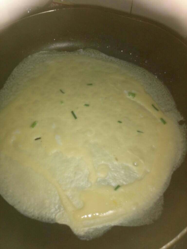 蛋皮燕,用不沾平地锅摊成一张张薄薄鸡蛋皮。