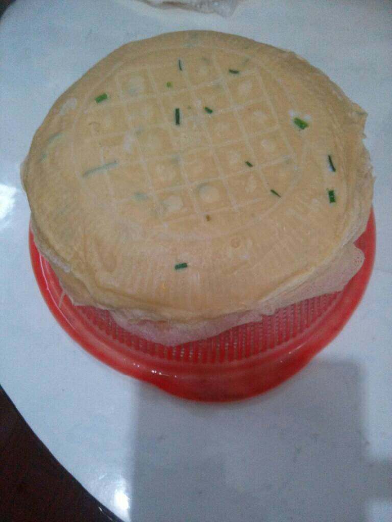 蛋皮燕,摊好的蛋皮平平搁在淘米篮的底部。