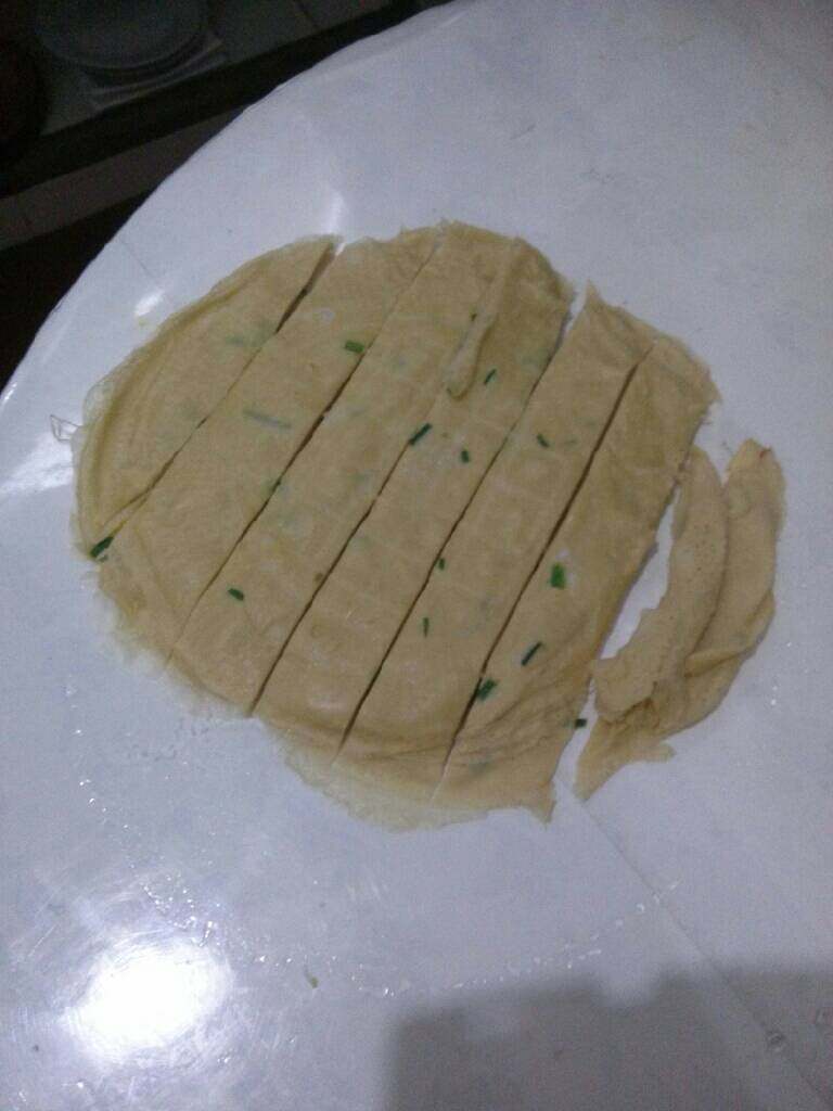 蛋皮燕,将摊好的蛋皮切成两手指宽的长条。
