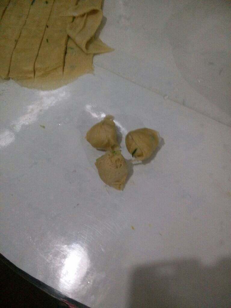 蛋皮燕,卷成一个个丸子