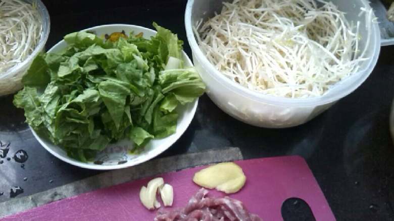 ≈青菜炒豆芽≈,<a style='color:red;display:inline-block;' href='/shicai/ 120'>豆芽</a>洗净，<a style='color:red;display:inline-block;' href='/shicai/ 3517'>青菜</a>切小片，<a style='color:red;display:inline-block;' href='/shicai/ 414'>猪肉</a>切成条，蒜，老姜拍碎