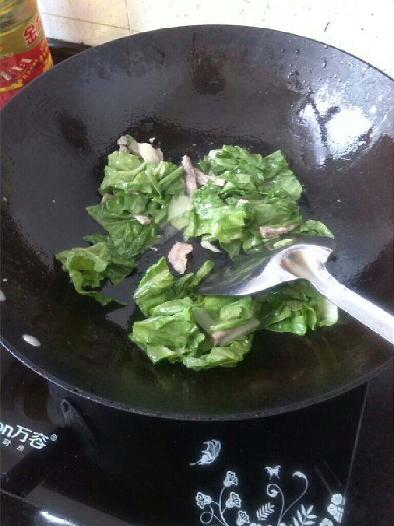≈青菜炒豆芽≈,锅内热油，爆香蒜和姜片，再放入猪肉煸炒，接着放入青菜翻炒