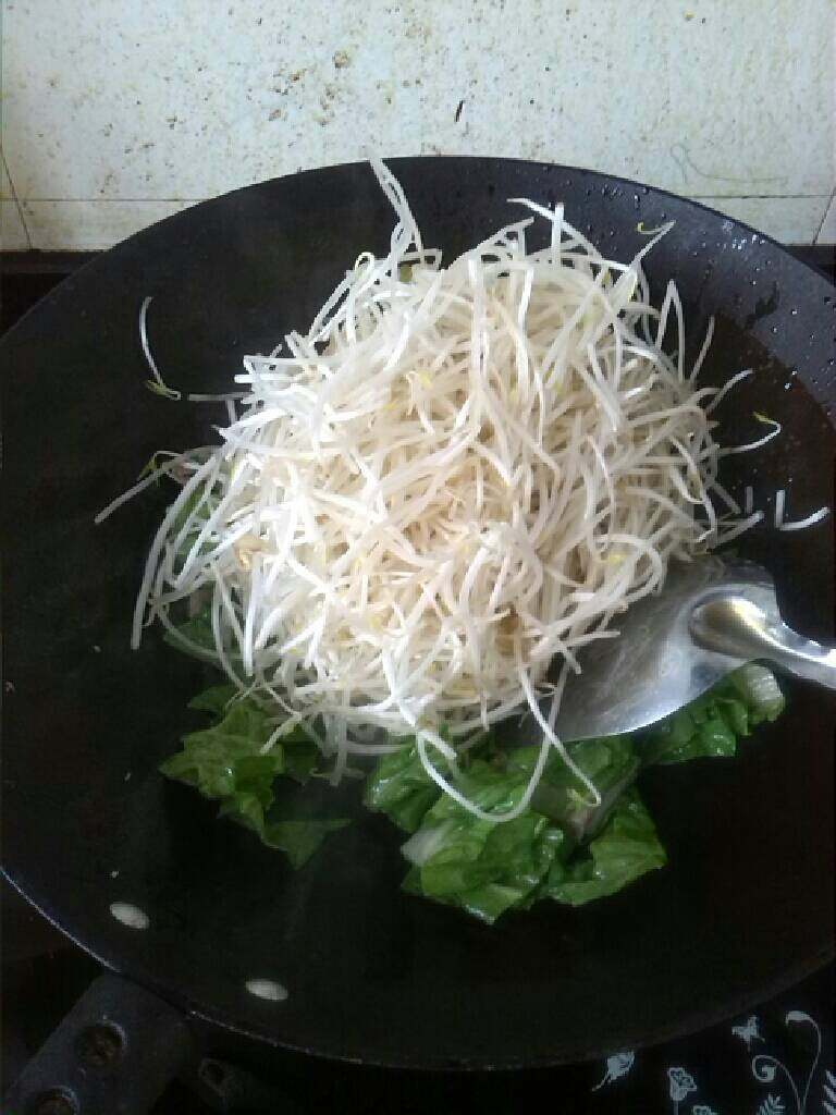 ≈青菜炒豆芽≈,接着倒入豆芽翻炒，加入生抽，盐，鸡精调味即可