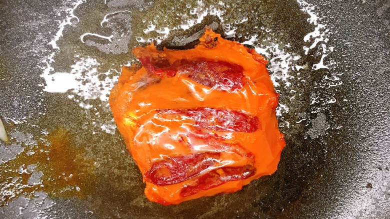干锅鸭掌,倒掉多余的油,放入一块牛油火锅底料