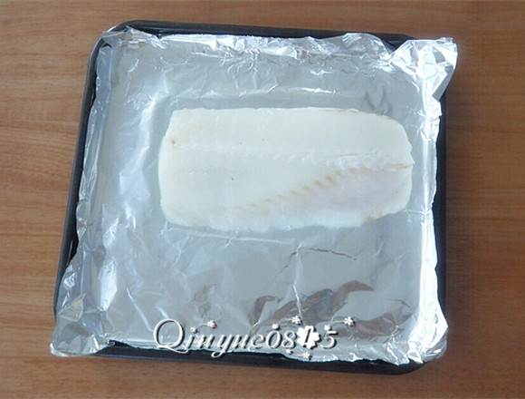 墨碎白鳕,把腌好的鳕 鱼放烤箱烤制（150℃十五分钟）