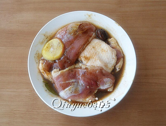 五果鸭,用<a style='color:red;display:inline-block;' href='/shicai/ 900'>白酒</a>、<a style='color:red;display:inline-block;' href='/shicai/ 7633'>黑胡椒酱</a>、盐、酱汁腌制鸭肉。