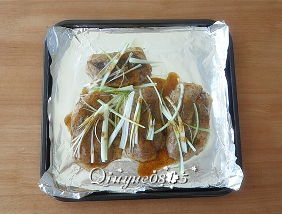 五果鸭,把煎好的鸭肉码在烤盘上，放上<a style='color:red;display:inline-block;' href='/shicai/ 3250'>葱</a>丝和酱汁儿，放烤箱烤至五六成熟（200℃大约15分钟）