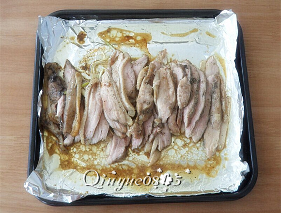 五果鸭,把烤好的鸭肉切片