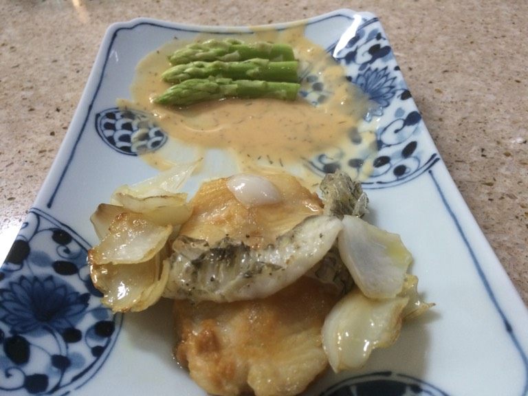 墨碎白鳕,将鱼皮百合撒在鱼肉上