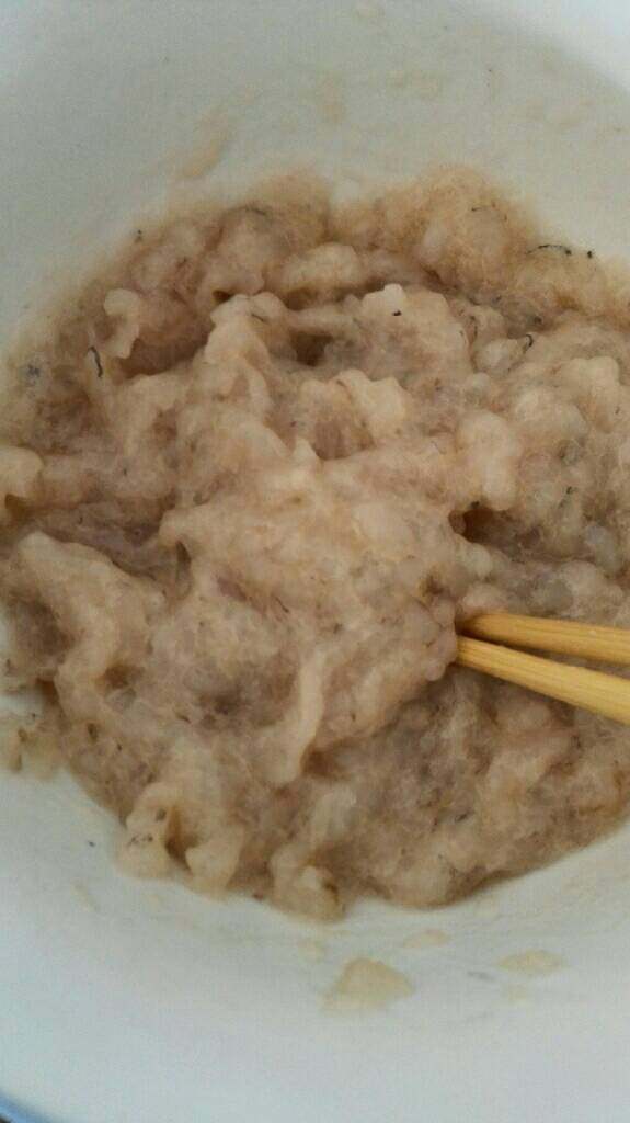 宝宝辅食  虾仁小馄饨,将虾仁剁碎，放料酒，盐，<a style='color:red;display:inline-block;' href='/shicai/ 17'>蛋清</a>。搅拌均匀